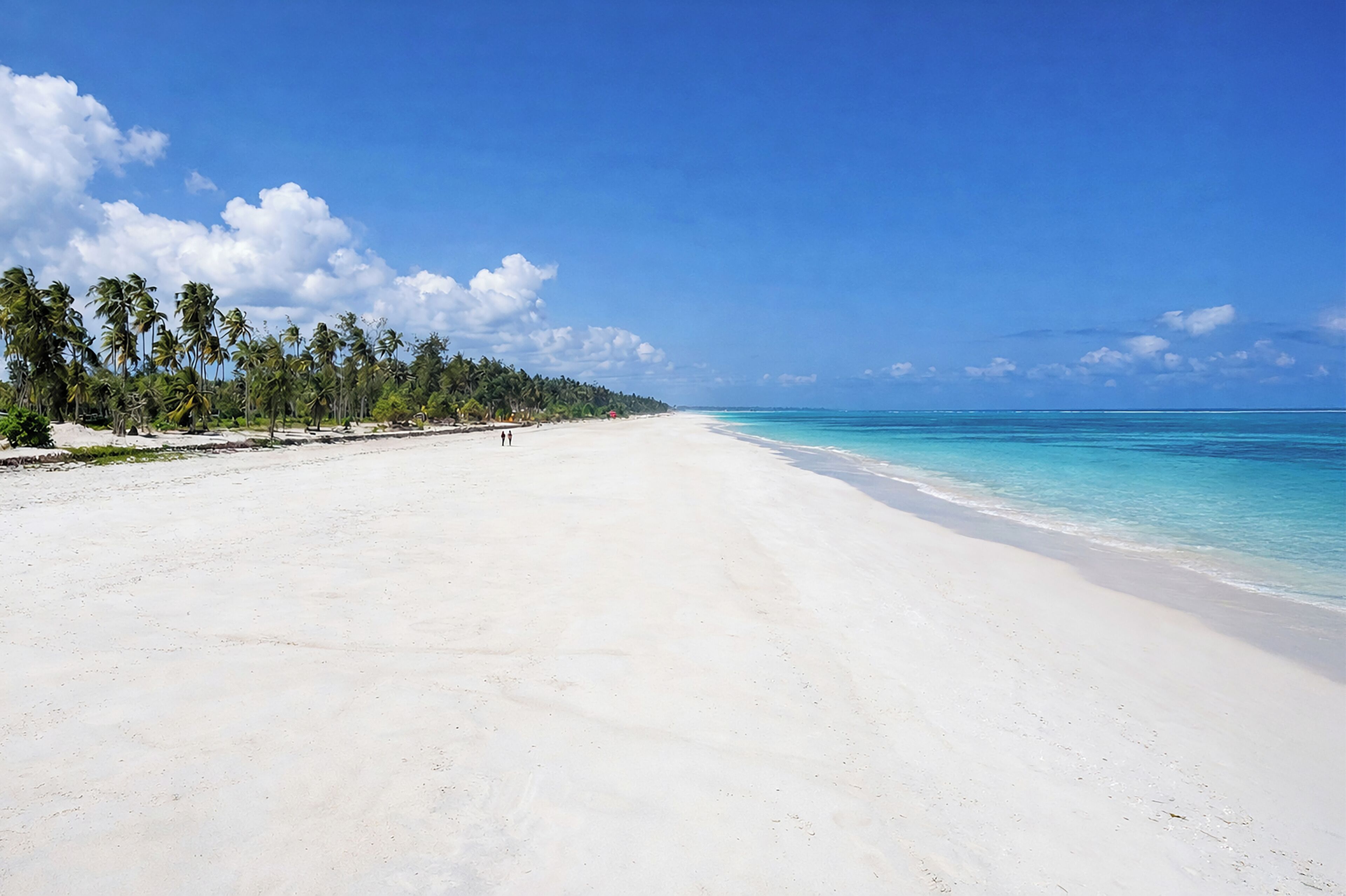 Privat strand, hvit sand, 2 strandbarer og kajakkpadling
