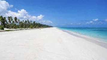 Privat strand, hvit sand, 2 strandbarer og kajakkpadling