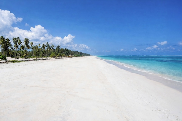 Private beach, white sand, 2 beach bars, kayaking