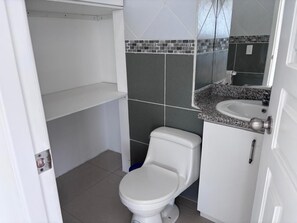 Douche, serviettes fournies, papier toilette