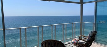Beachfront Penthouse w/ Private Rooftop, Jacuzzi & Pool – Crucita