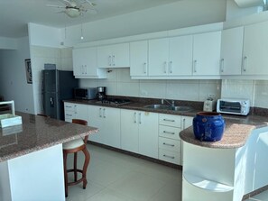 Réfrigérateur, four à micro-ondes, un four, surface de cuisson