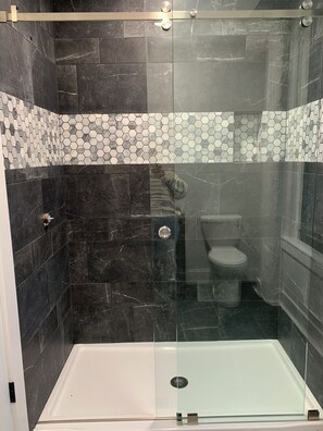 Shower, hair dryer, towels, soap - The Pierce Suite — Minutes to Corning Museum of Glass & Corning Inc. (Painted Post)