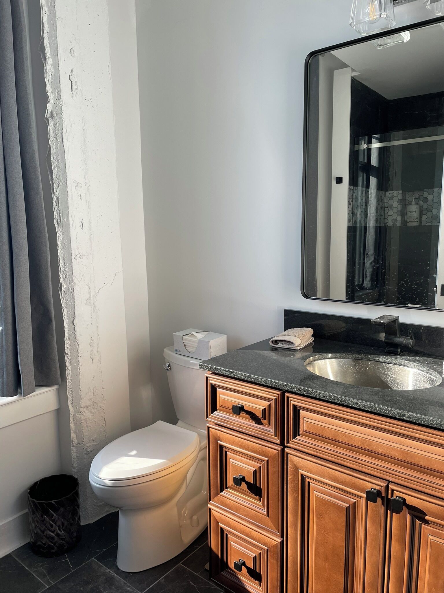 Dusj, hårføner, håndklær og såpe