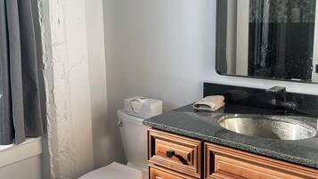 Dusj, hårføner, håndklær og såpe