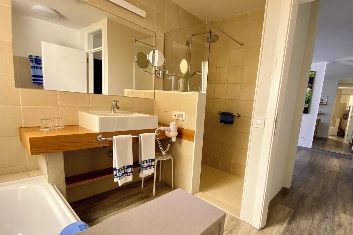 Comfort 2 Bedroom Apartment, Pool View | Bathroom | Hair dryer, towels, toilet paper
