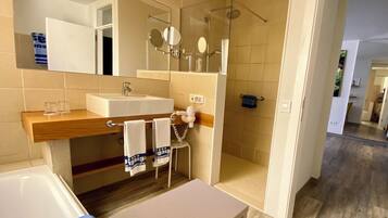 Comfort appartement, uitzicht op zwembad | Badkamer | Een haardroger, handdoeken, toiletpapier