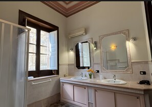 Een douche, een haardroger, handdoeken