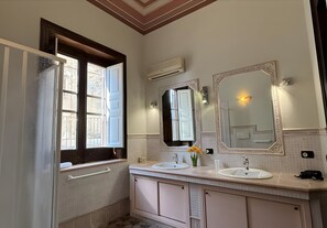 Dusj, hårføner og håndklær