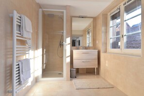 Dusche, Haartrockner, Handtücher, Seife