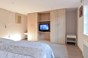 3 habitaciones, tabla de planchar con plancha, wifi y ropa de cama 