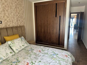 Tabla de planchar con plancha, internet y ropa de cama 