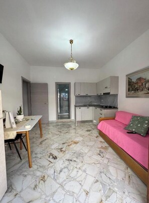 TV - Casa Gaetano Maiori Amalfi Coast Bright apartment with sea view balcony (Maiori)