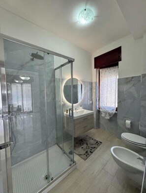 Dutxa, assecador de cabells, bidet i tovalloles 