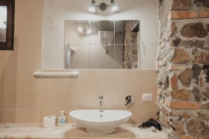 Ducha, secador de pelo, toallas