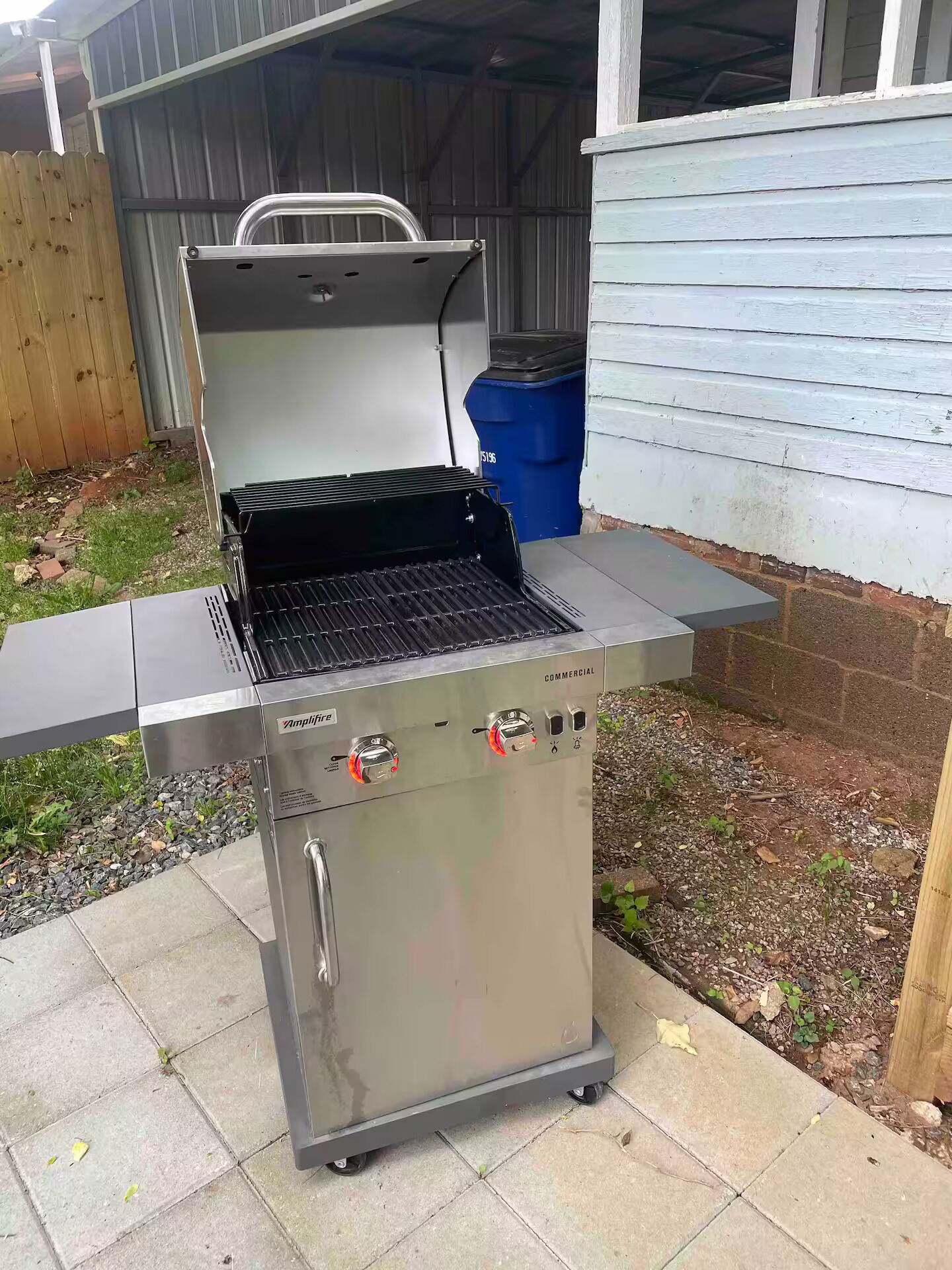 Ein hochwertiger Grill für den Außenbereich mit Bedienfeld, auf einer gepflasterten Terrasse.