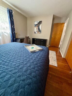 Iron/ironing board, Internet, bed sheets - The Creekside Oasis Duplex - Central Avon (Avon)