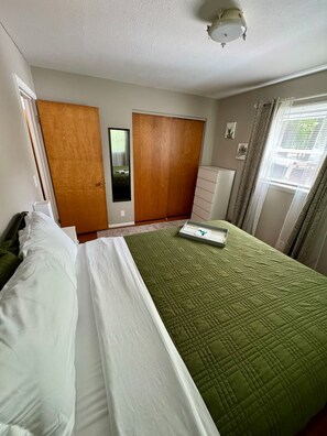 Iron/ironing board, Internet, bed sheets - The Creekside Oasis Duplex - Central Avon (Avon)