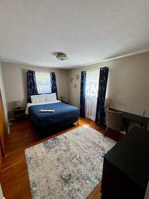 Iron/ironing board, Internet, bed sheets - The Creekside Oasis Duplex - Central Avon (Avon)