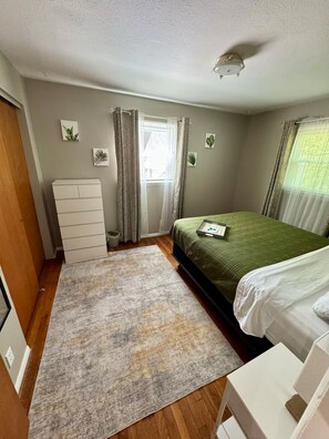 Iron/ironing board, Internet, bed sheets - The Creekside Oasis Duplex - Central Avon (Avon)