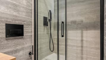 Chambre Double | Salle de bain | Douche, sèche-cheveux, serviettes fournies, shampoing