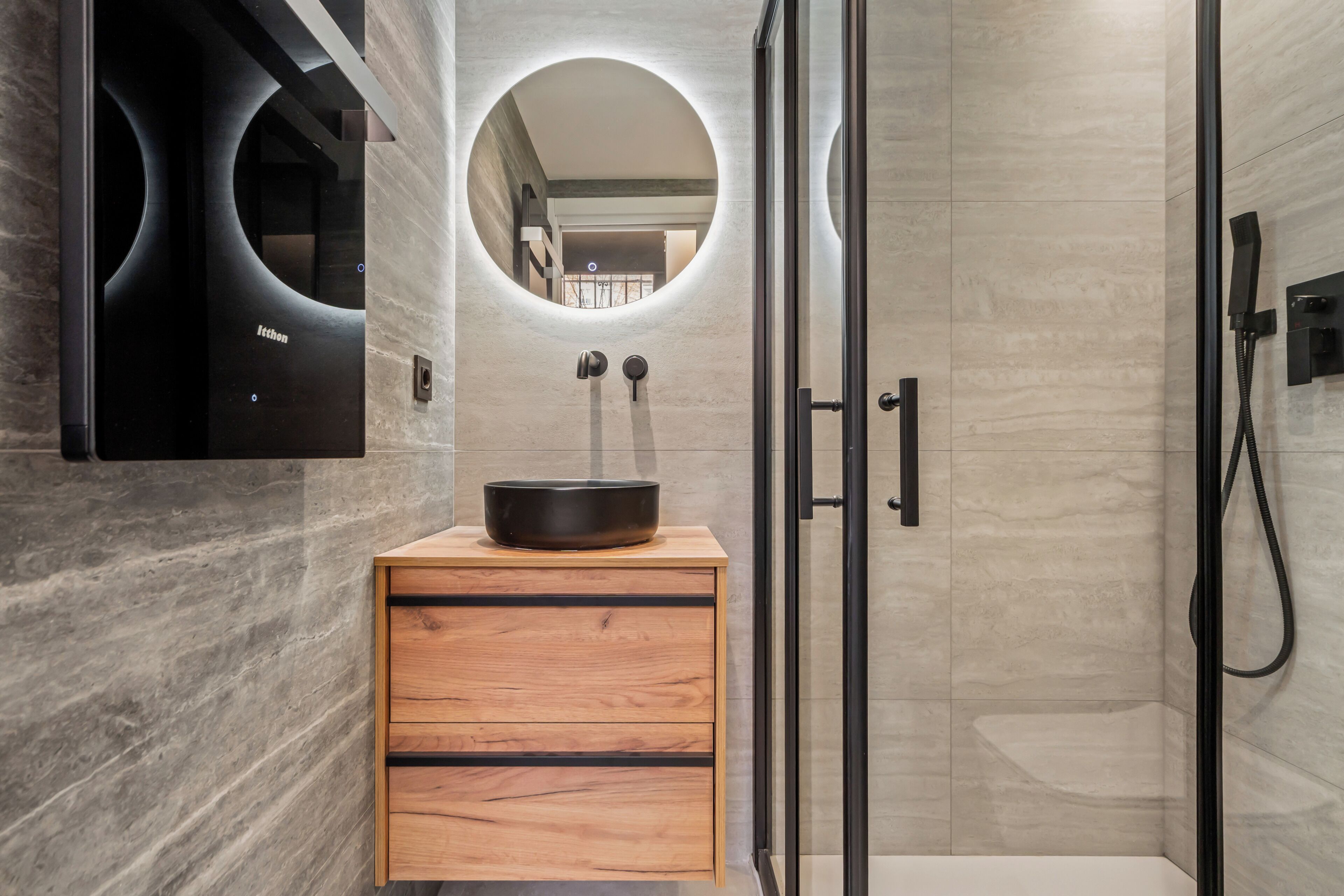 Eenpersoonskamer | Badkamer | Een douche, een haardroger, handdoeken, shampoo