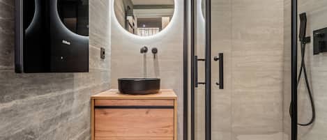 Single Room | Bathroom | Shower, hair dryer, towels, shampoo