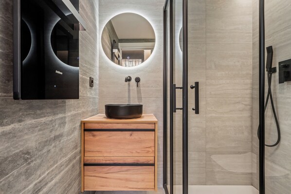 Chambre Simple | Salle de bain | Douche, sĂšche-cheveux, serviettes fournies, shampoing