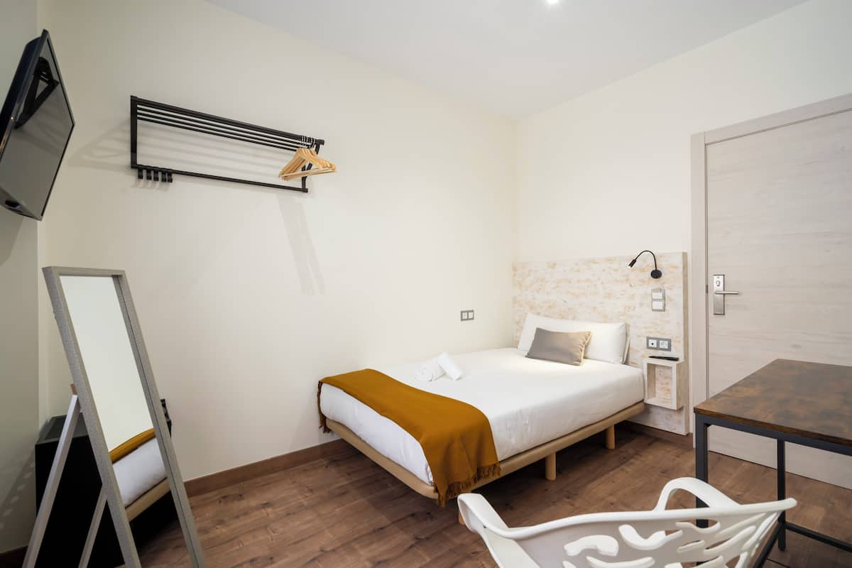 Single Room | Iron/ironing board, free WiFi