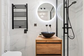 Double Room | Bathroom | Shower, hair dryer, towels, shampoo - Dobo Madrid Siena (Madrid)