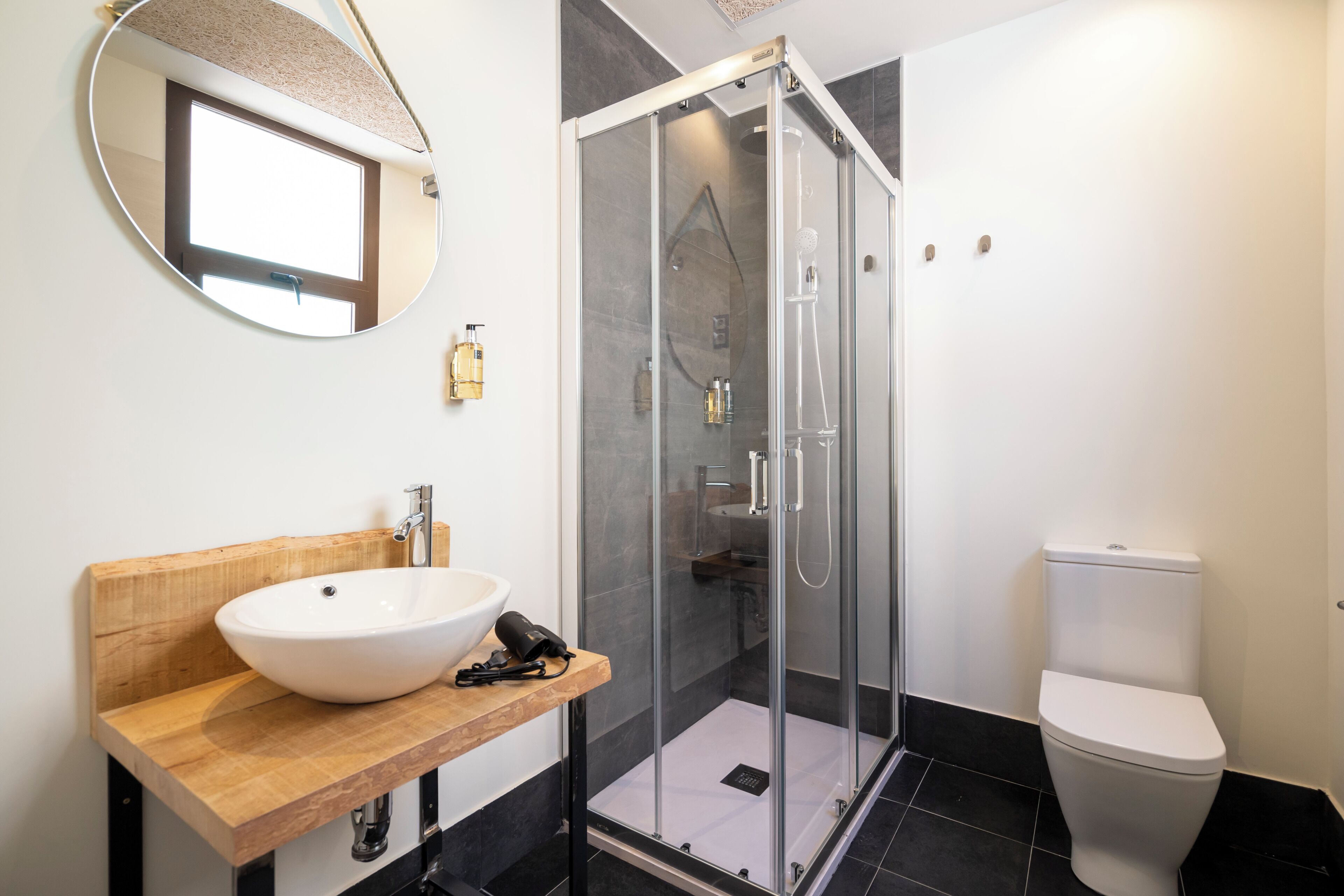 Eenpersoonskamer | Badkamer | Een douche, een haardroger, handdoeken, shampoo