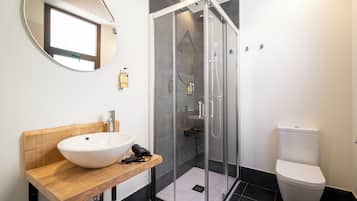 Single Room | Bathroom | Shower, hair dryer, towels, shampoo