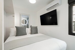 Double Room | Iron/ironing board, free WiFi - Dobo Madrid Siena (Lineal)