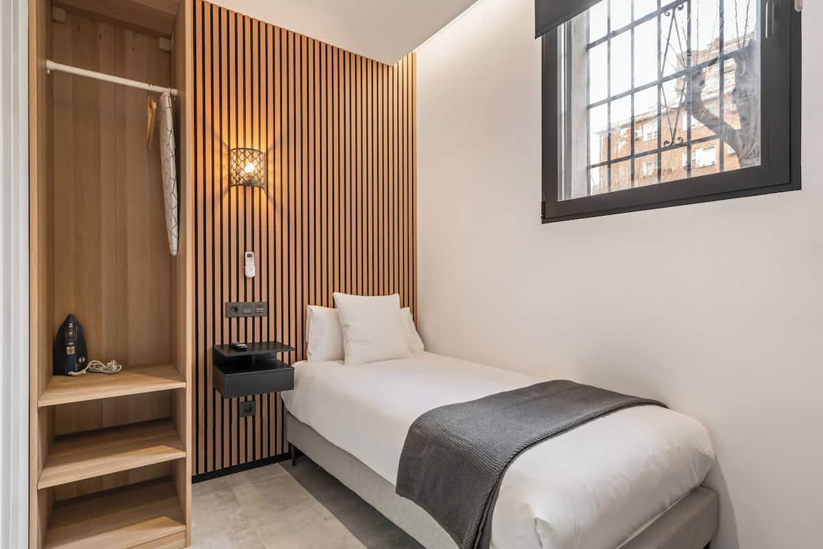 Single Room | Iron/ironing board, free WiFi