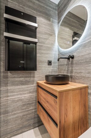 Double Room | Bathroom | Shower, hair dryer, towels, shampoo - Dobo Madrid Siena (Madrid)