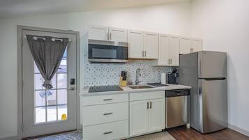 Een koelkast, een magnetron, een kookplaat