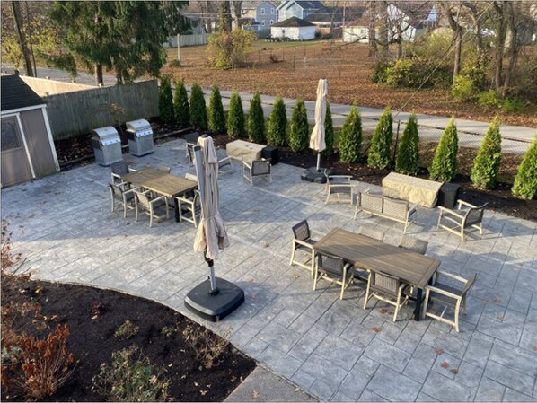 Outdoor dining - Monon Lofts Luxury Studio A (Indianapolis)