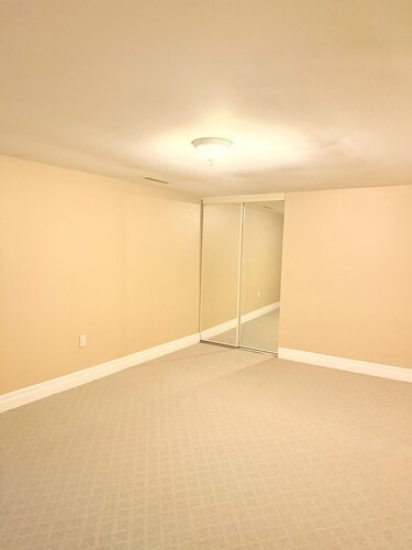 Beautiful Upstairs Unit Near Transit & Shopping