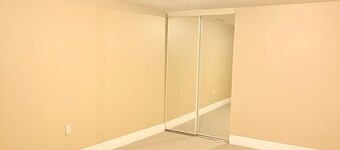 Beautiful Upstairs Unit Near Transit & Shopping