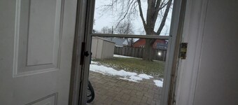 Beautiful Upstairs Unit Near Transit & Shopping