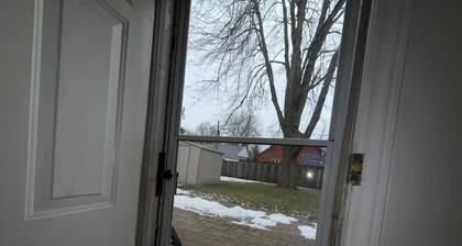 Beautiful Upstairs Unit Near Transit & Shopping