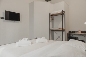Iron/ironing board, WiFi, bed sheets - Quadruple 'King' Chambers with Wi-Fi and Air Conditioning (Cefalù)