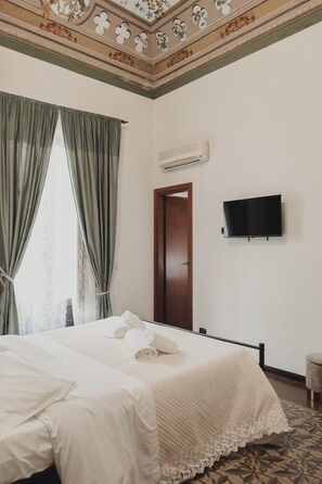 Tabla de planchar con plancha, wifi, ropa de cama