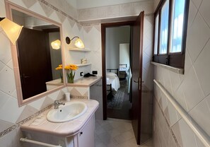 Dusj, hårføner og håndklær