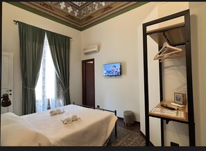 Een strijkplank/strijkijzer, wifi, beddengoed