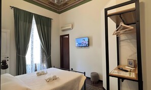 Iron/ironing board, WiFi, bed sheets - Quadruple 'King' Chambers with Wi-Fi and Air Conditioning (Cefalù)