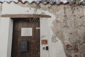Exterior detail - Quadruple 'King' Chambers with Wi-Fi and Air Conditioning (Cefalù)