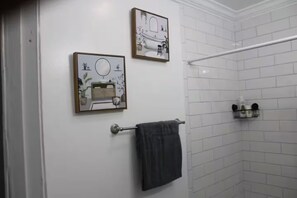 Douche, sèche-cheveux, serviettes fournies, savon