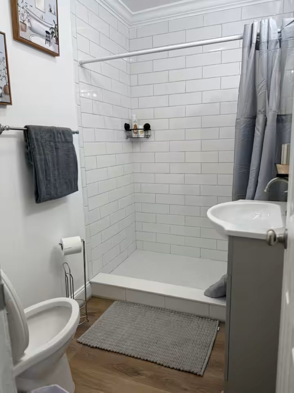 Dusj, hårføner, håndklær og såpe