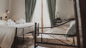 Une pièce comprenant un lit, un miroir et un plafond orné de motifs décoratifs.